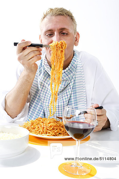 Mann isst Spaghettiteller