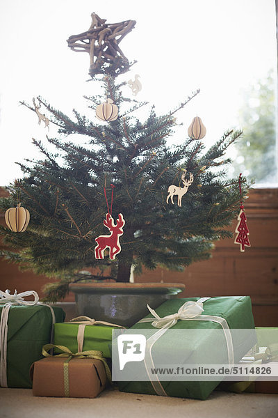 Decorated Christmas tree with gifts