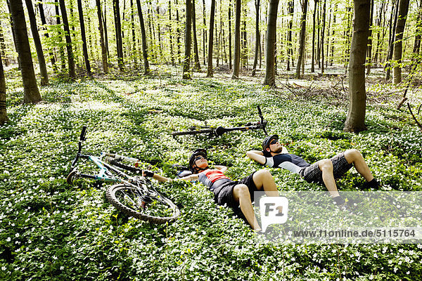 Mountainbiker entspannen sich im Wald