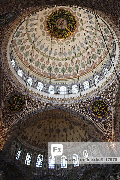 Türkei  Istanbul  Innenräume der neuen Moschee (Yeni Cami)