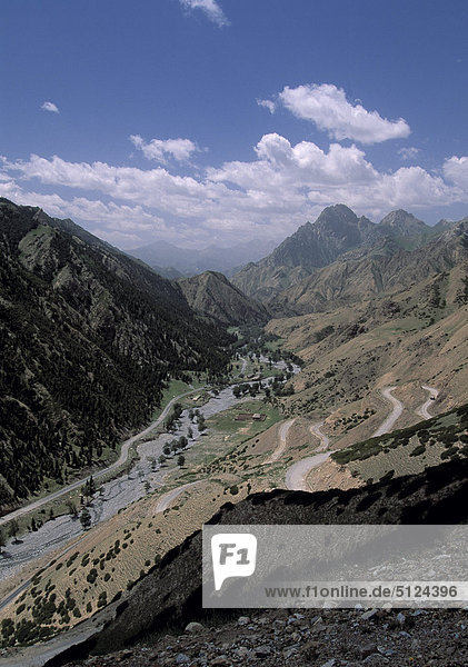 China  Xinjiang Provinz  Tianshan-Gebirge  Hauptstraße Bayanbulak  Kuga  gewundenen Weg