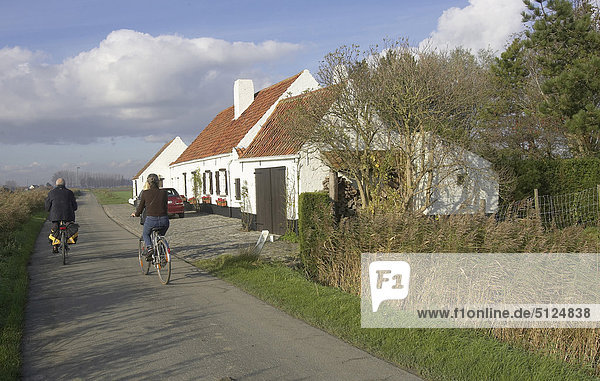 Ländliches Motiv ländliche Motive Fahrradfahrer Fernverkehrsstraße Belgien