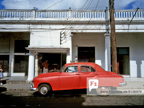 Kuba  ein rotes Auto auf die steet