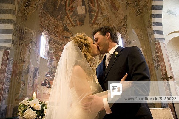 Küssen die Braut in der Kirche