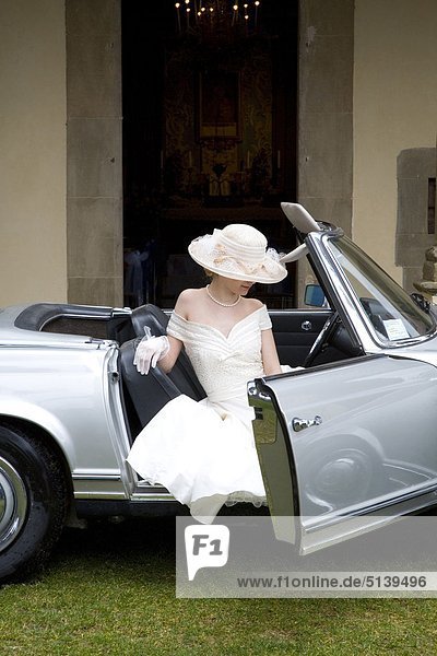 Porträt von eine Braut in einem Auto sitzt