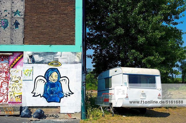 Karawane  nebeneinander  neben  Seite an Seite  Gebäude  parken  verlassen  Campingwagen  Graffiti  alt  Rotterdam