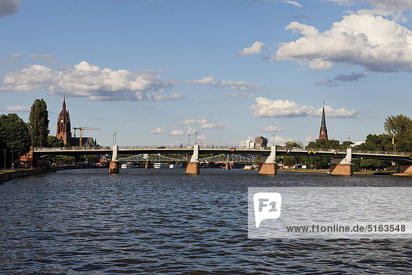 Europa  Deutschland  Hessen  Frankfurt  Blick auf die Untermainbrücke mit Stadt im Hintergrund