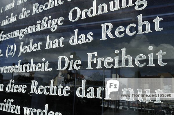 Europa  Deutschland  Berlin  Nahaufnahme der deutschen Verfassung auf Glas vor dem Bundestag