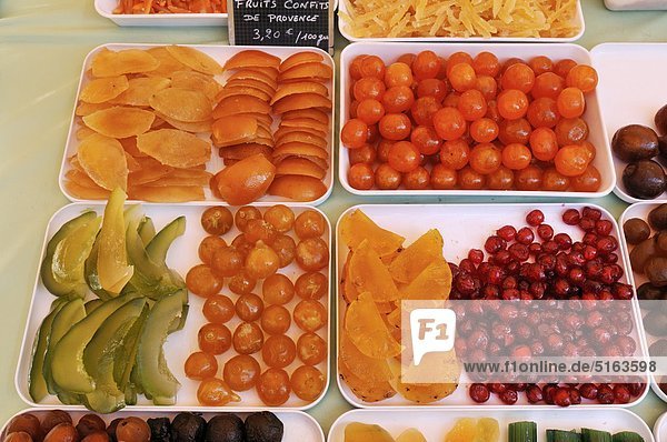 Europa  Frankreich  Provence  Alpes Maritimes  Cote d'Azur  Nizza  Vielfalt an kandierten Früchten am Marktstand
