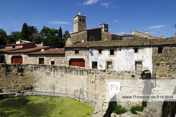 Europa  Spanien  Extremadura  Trujillo  Blick auf historische Zisterne in der Altstadt