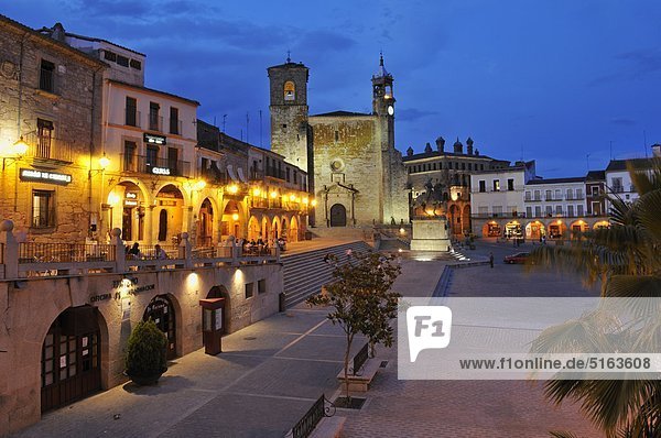 Europa  Spanien  Extremadura  Trujillo  Blick auf Plaza Mayor am Stadtplatz mit Kirche San Martin