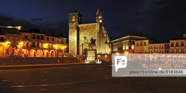 Europe  Spain  Extremadura  Trujillo  View of Plaza Mayor with San Martin church at night