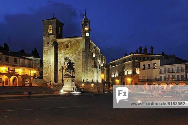 Europa  Spanien  Extremadura  Trujillo  Blick auf Plaza Mayor mit San Martin Kirche bei Nacht