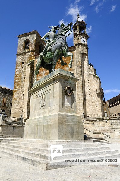 Europa  Spanien  Extremadura  Trujillo  Blick auf das Denkmal Francisco Pizarro