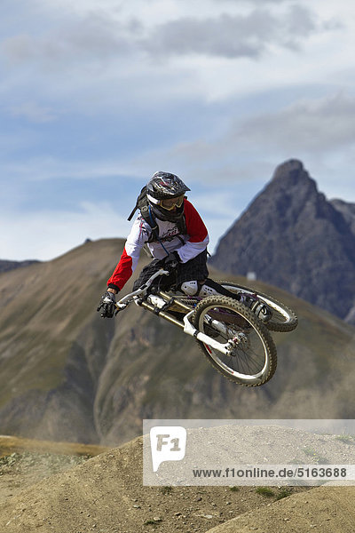 Italien  Livigno  Blick auf den Mann beim Springen mit dem Mountainbike