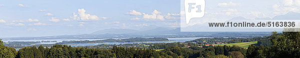 Deutschland  Bayern  Chiemgauer Alpen  Herrenchiemsee  Chiemsee  Blick auf Insel und Süßwassersee