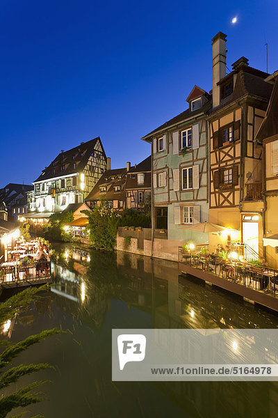 Frankreich  Elsass  Colmar  Krutenau  Blick auf das Quartier La Petite Venise mit Restaurant am Fluss Lauch bei Nacht