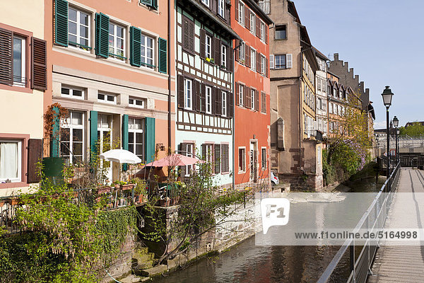 Frankreich  Elsass  Straßburg  Petite-Frankreich  Blick auf schöne Häuser mit Fußgängerbrücke am Fluss L'ill