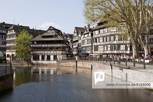 Frankreich  Elsass  Straßburg  Petite-Frankreich  Place Benjamin Zix  Blick auf Rahmenhäuser am Fluss L'ill