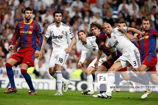 zwischen inmitten mitten Madrid Hauptstadt Freiheit sehen treten Spiel Natürlichkeit Ball Spielzeug Barcelona Spanien