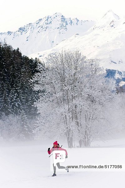 Frau  rennen  Schnee  Feld