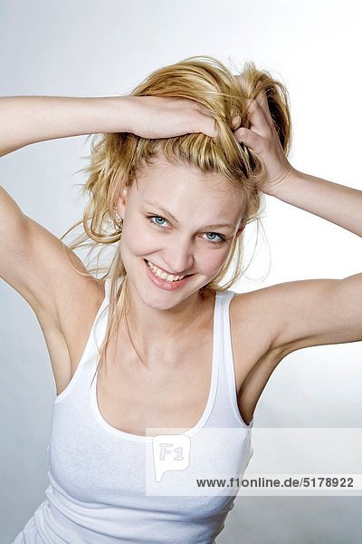 Frau , jung , blond , Haar , spielen