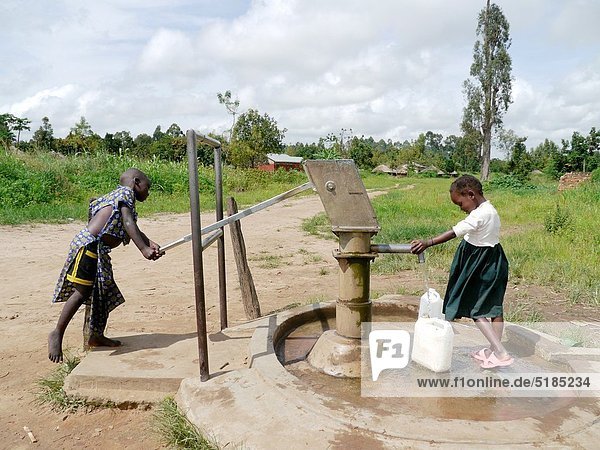 Wasser  sammeln  Langeweile  Ziehbrunnen  Brunnen  Uganda