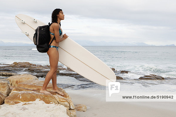 Frau  tragen  Strand  Surfboard