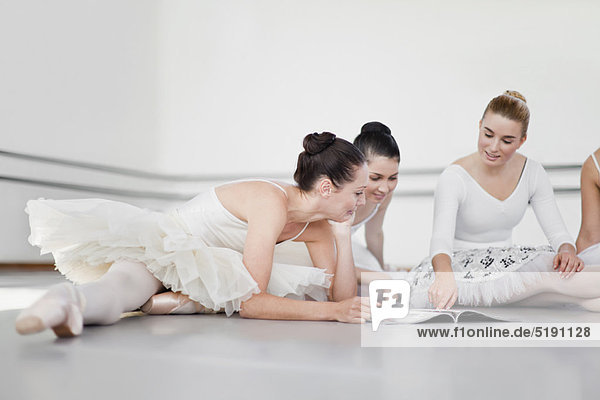 Zusammenhalt  Tänzer  Zeitschrift  Ballett  vorlesen