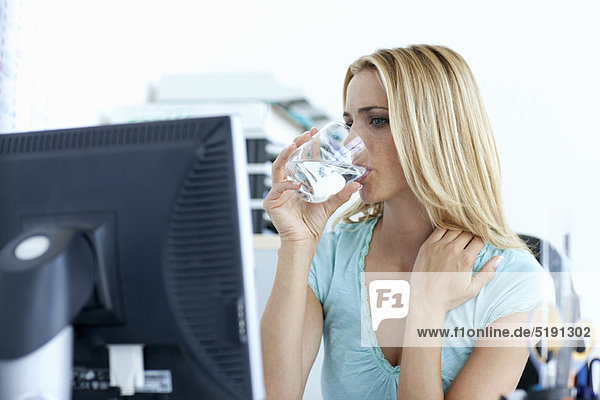Wasser  Geschäftsfrau  Schreibtisch  trinken