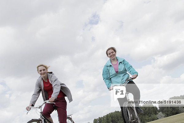 Außenaufnahme  fahren  Fahrrad  Rad  Mädchen  freie Natur