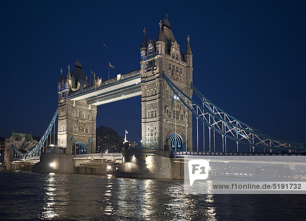 Tower Bridge beleuchtet in der Nacht