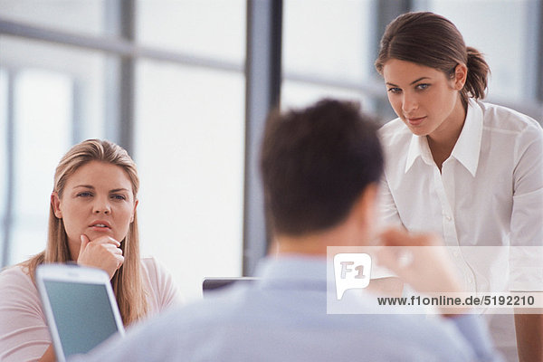 Schreibtisch sprechen Mensch Menschen Business