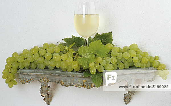 Glas Weißwein Und Trauben