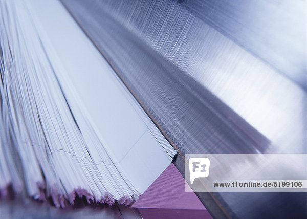Papierstapel in Schneidemaschine