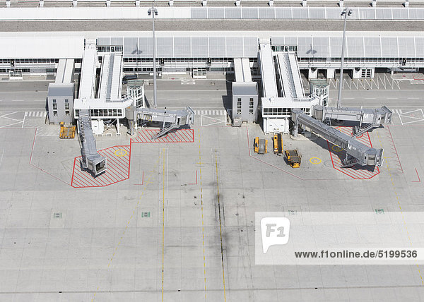 Terminal und Gates am Flughafen München  Luftaufnahme