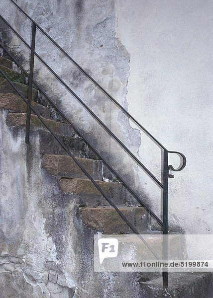 Alte Steintreppe mit Eisengeländer