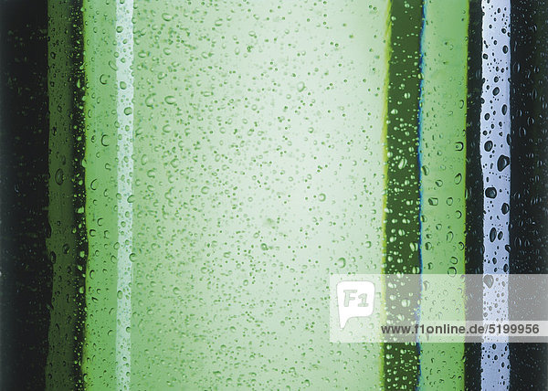 Wassertropfen auf grüner Flasche