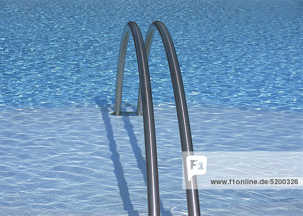 Runde Geländerstangen an Swimmingpool