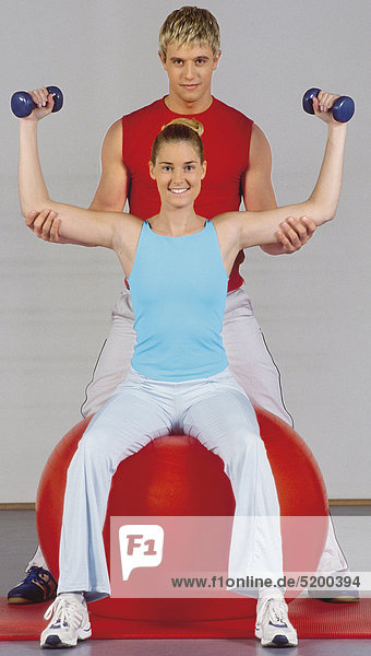 Frau Mit Fitnesstrainer Bei Training Mit Hanteln