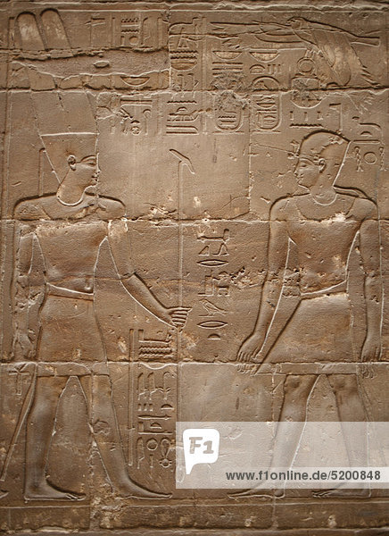Altägyptisches Figurenrelief mit Hieroglyphen  Luxor  Ägypten
