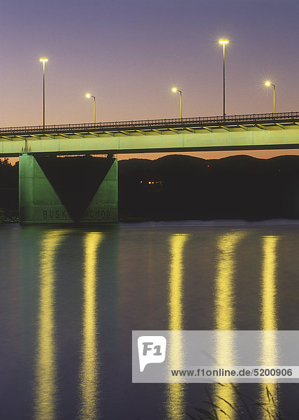 Beleuchtete Floridsdorfer-Brücke bei Sonnenuntergang  Wien  Österreich
