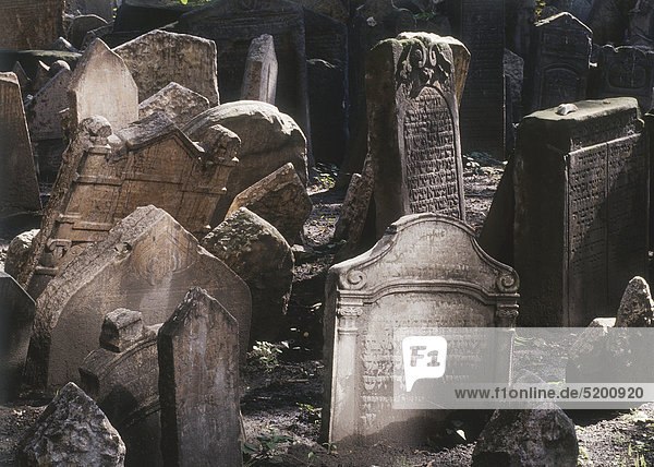 Alte Grabsteine auf jüdischem Friedhof  Prag  Tschechien