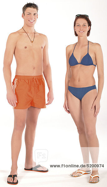 Junges Paar in Bikini und Badeshorts