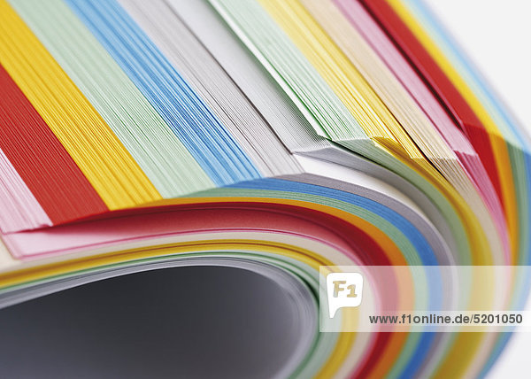 Lagen von farbigem Papier