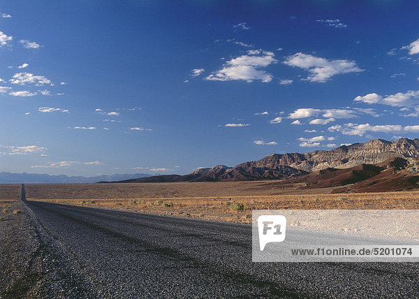 Gerade Straße durch die Wüste,  Kaliforniern,  USA