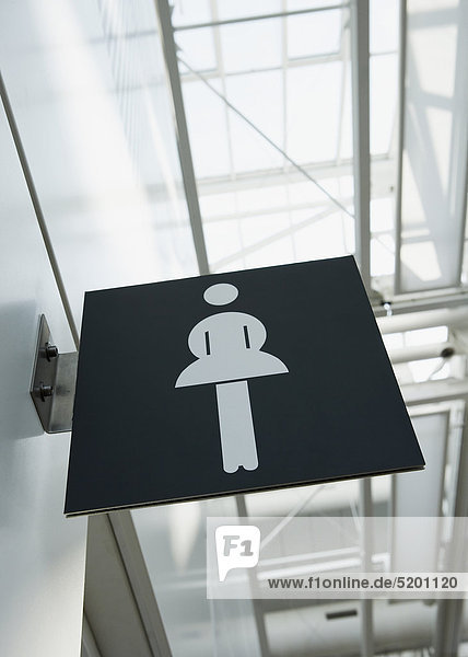 Hinweisschild für Damentoilette,  Flughafen München
