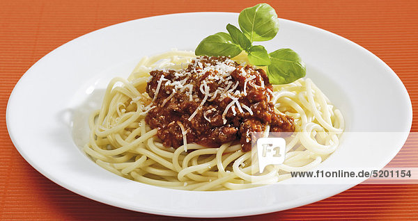 Teller Spaghetti Mit Bolognesesoße  Parmesan  Basilikum