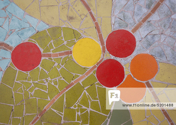 Abstraktes Mosaik  Detail mit roten und orangenen Kreisen