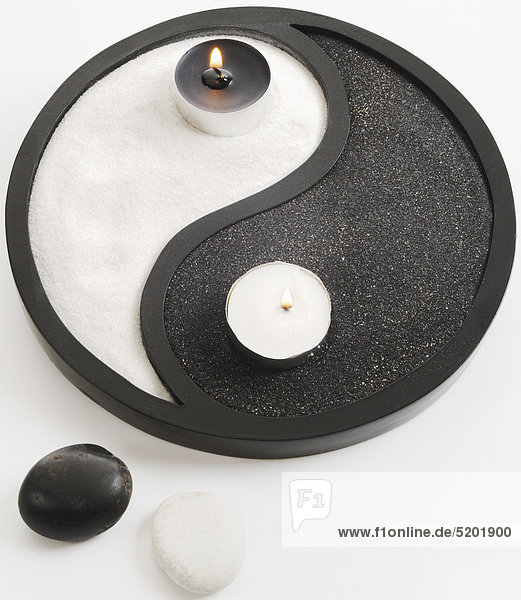 Yin Und Yang Zeichen aus Sand Und Teelichtern